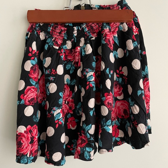 Cute flower and polka dot skirt - Picture 2 of 4
